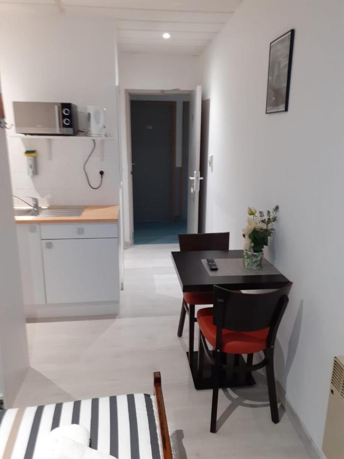 Paris Par Trains, Area, Studios Avec Salle De Bain Et Kitchenette Privees, Ou, Chambres Avec Salles Bain Et Cuisines Communes Persan Zewnętrze zdjęcie