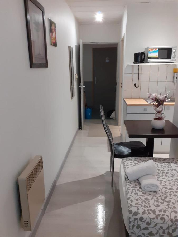 Paris Par Trains, Area, Studios Avec Salle De Bain Et Kitchenette Privees, Ou, Chambres Avec Salles Bain Et Cuisines Communes Persan Zewnętrze zdjęcie