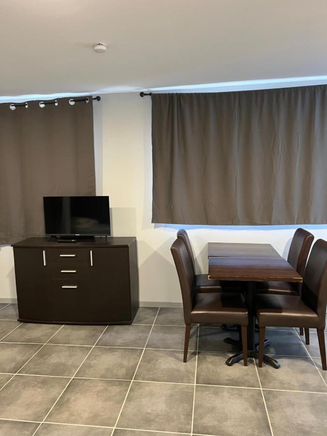 Paris Par Trains, Area, Studios Avec Salle De Bain Et Kitchenette Privees, Ou, Chambres Avec Salles Bain Et Cuisines Communes Persan Zewnętrze zdjęcie