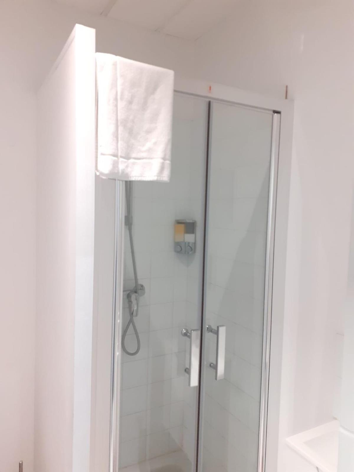 Paris Par Trains, Area, Studios Avec Salle De Bain Et Kitchenette Privees, Ou, Chambres Avec Salles Bain Et Cuisines Communes Persan Pokój zdjęcie
