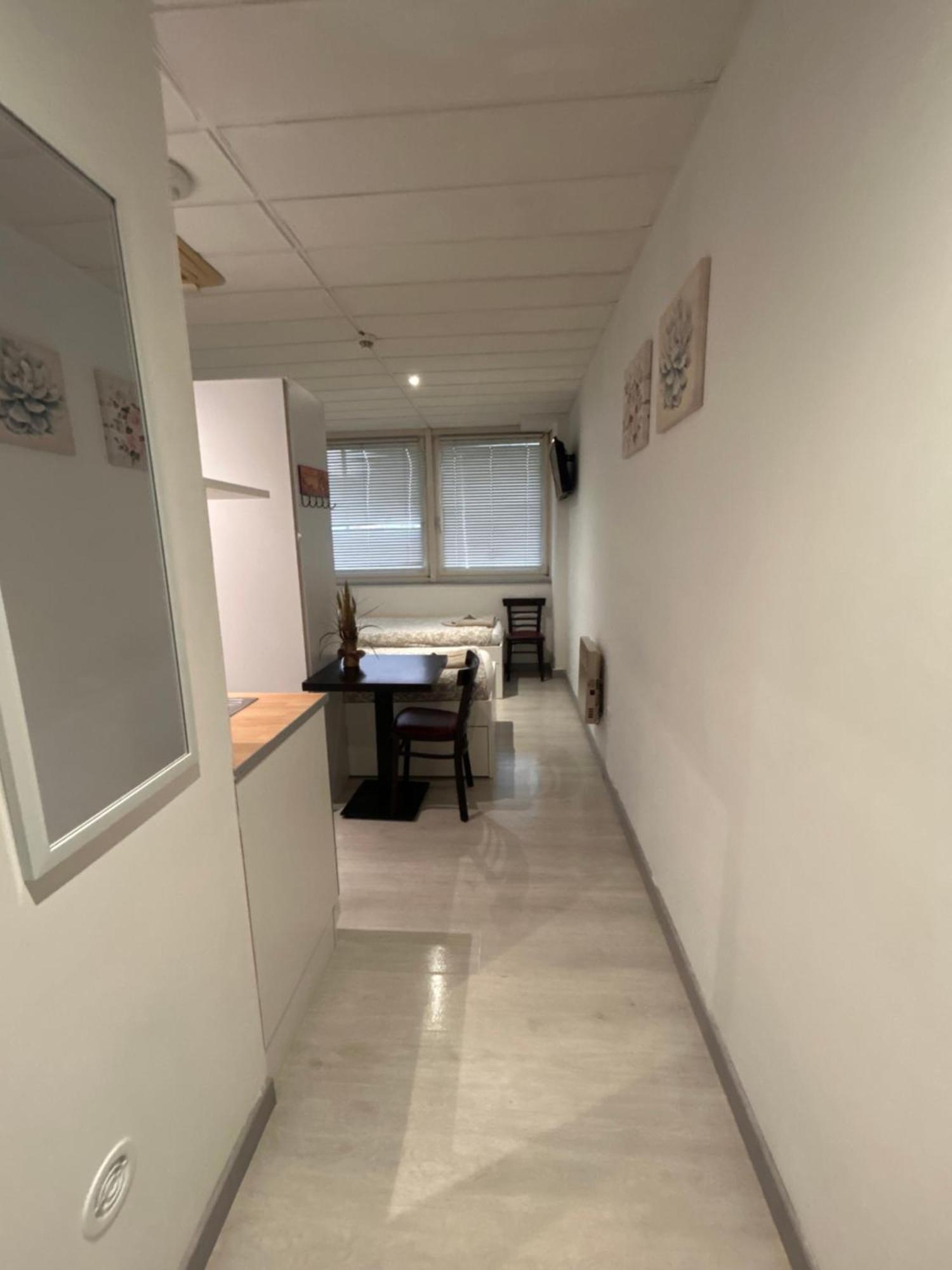 Paris Par Trains, Area, Studios Avec Salle De Bain Et Kitchenette Privees, Ou, Chambres Avec Salles Bain Et Cuisines Communes Persan Zewnętrze zdjęcie